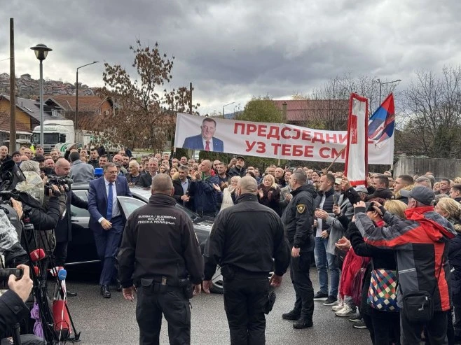 Milorad Dodik i njegove pristalice ispred Suda BiH