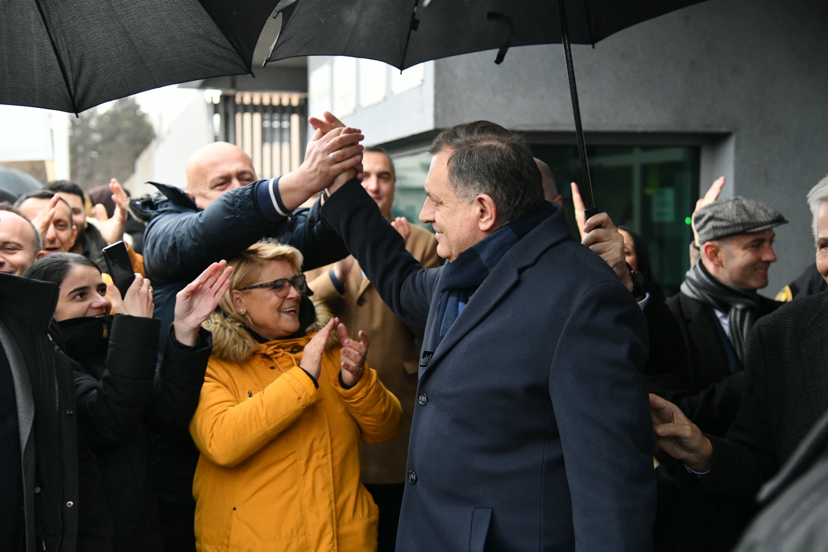 Milorad Dodik sa pristalicama ispred Suda BiH