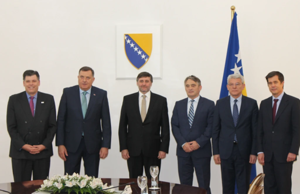 Brock Bierman u društvu članova Predsjedništva BiH