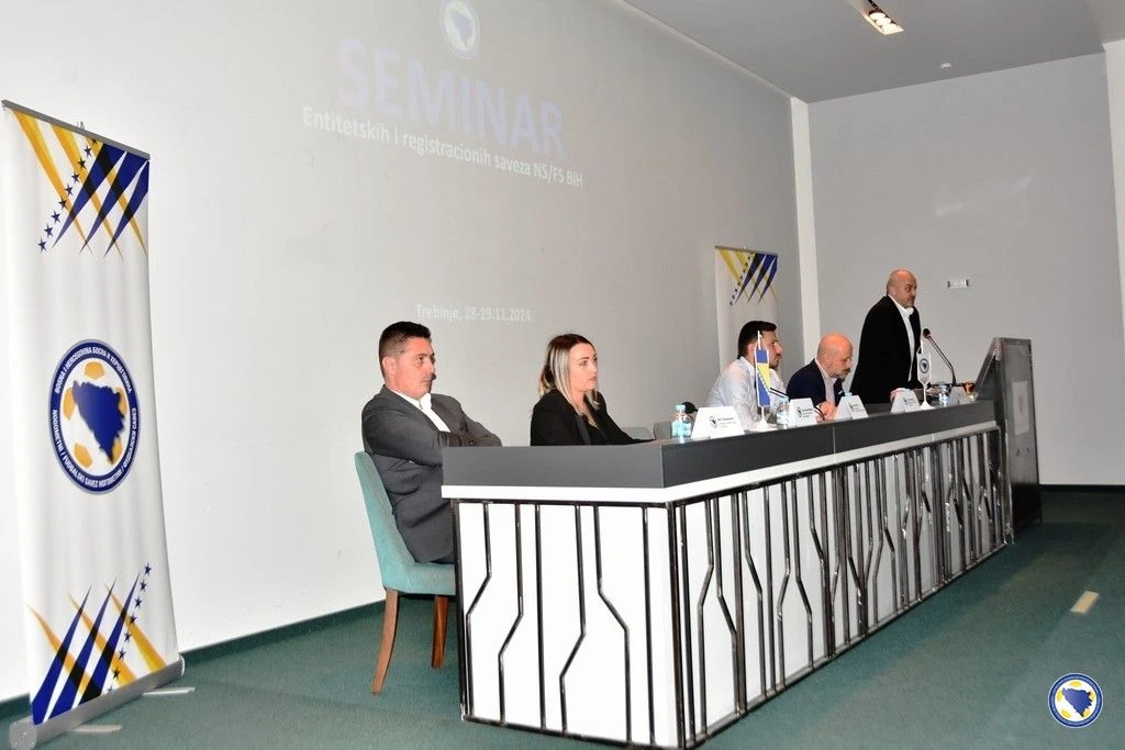 Osmanović (prvi s lijeva) i Hamza-Salihović slušaju Pilavovo izlaganje
