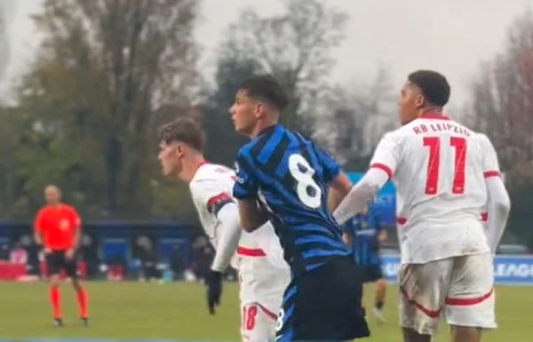 Luka Kulenović (broj 8) nastupa za Inter