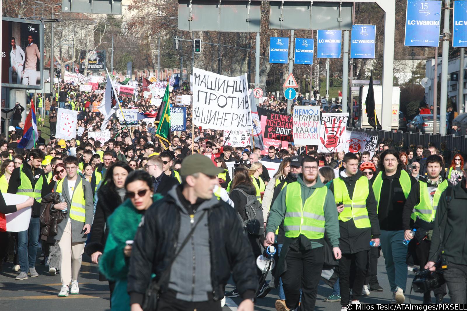 Studenti na cjelodnevnoj blokadi saobraćajne petlje u Beogradu