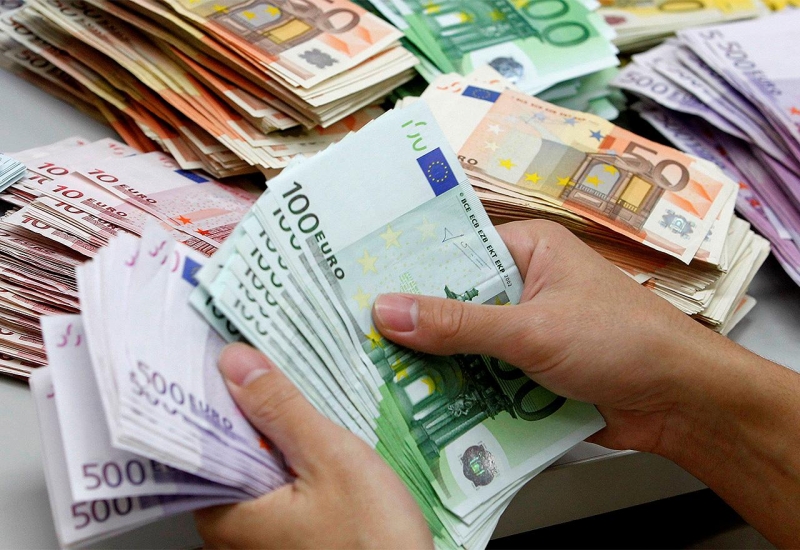 Kriminala grupa u ilegalnoj štampariji u Skoplju odštampala 1,5 miliona lažnih eura, uhapšeno pet osoba