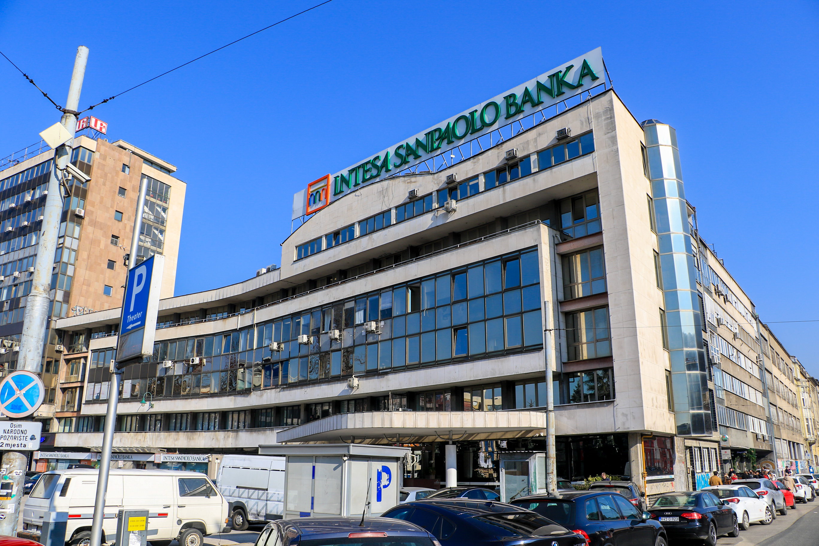 Odlična lokacijaU strogom centru Sarajeva prodaje se peterospratna poslovna zgrada