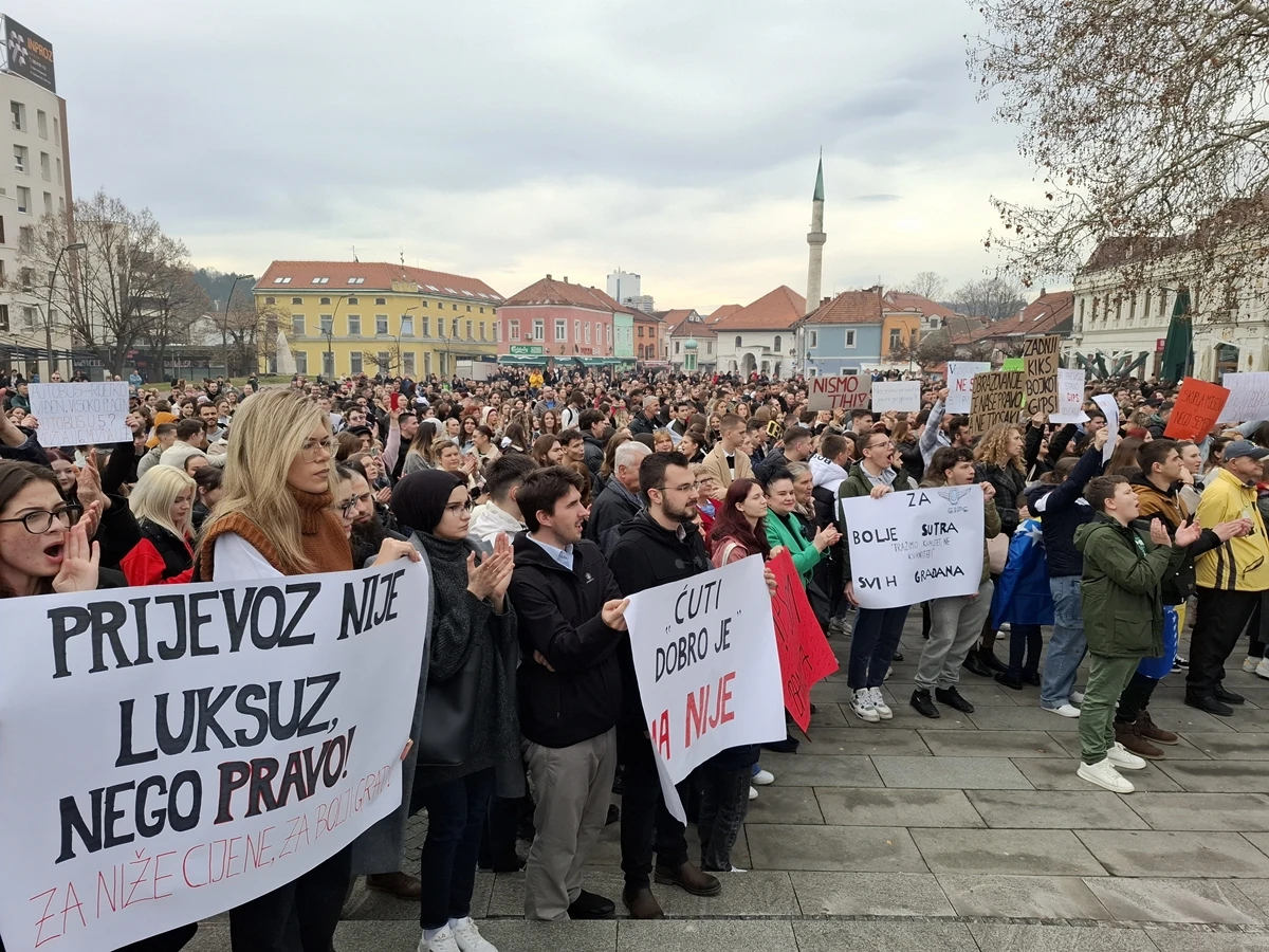 U Tuzli su održani protesti zbog poskupljenja javnog prijevoza