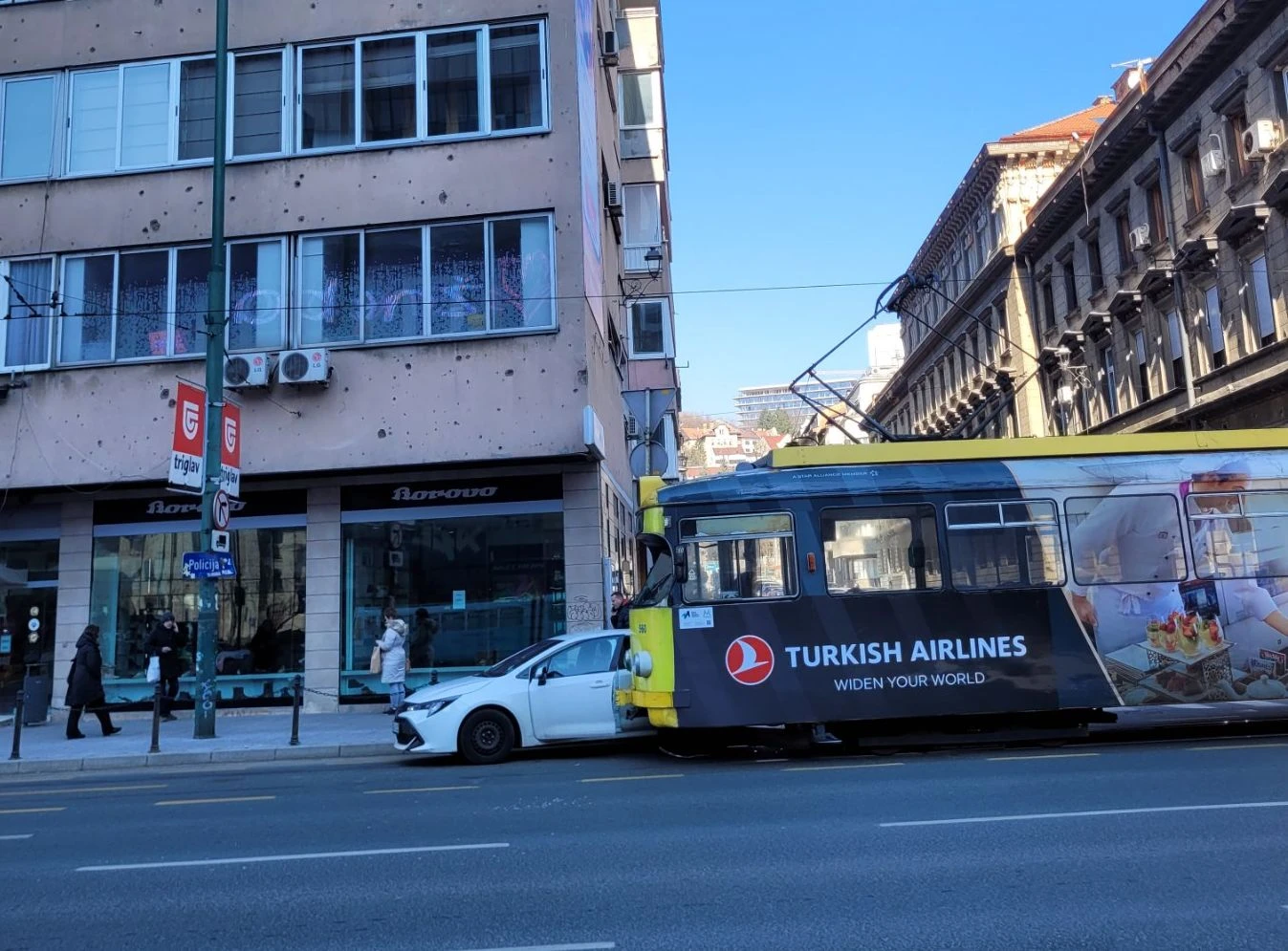 Sudarili se automobil i tramvaj
