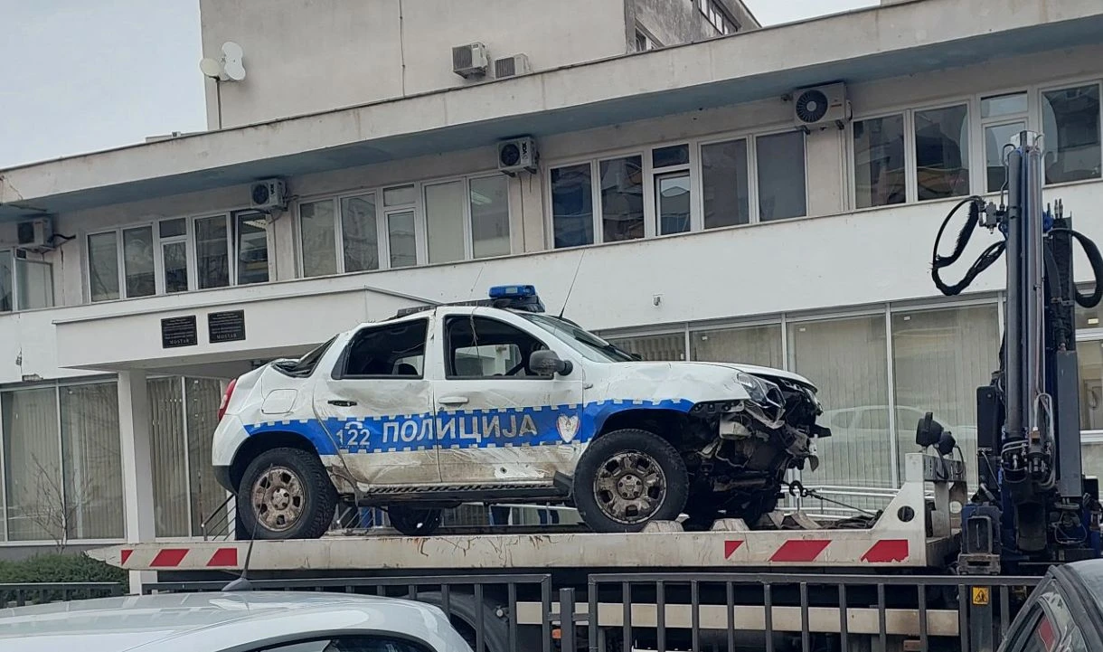 Policijska dacia potpuno uništena