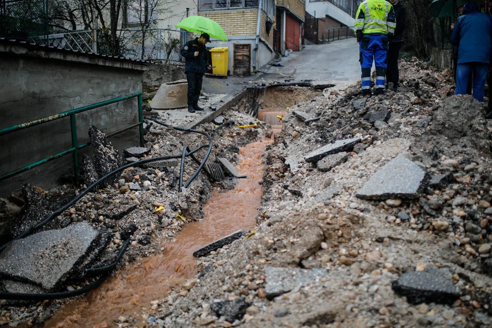 Pred građanima je neizvjesna noć