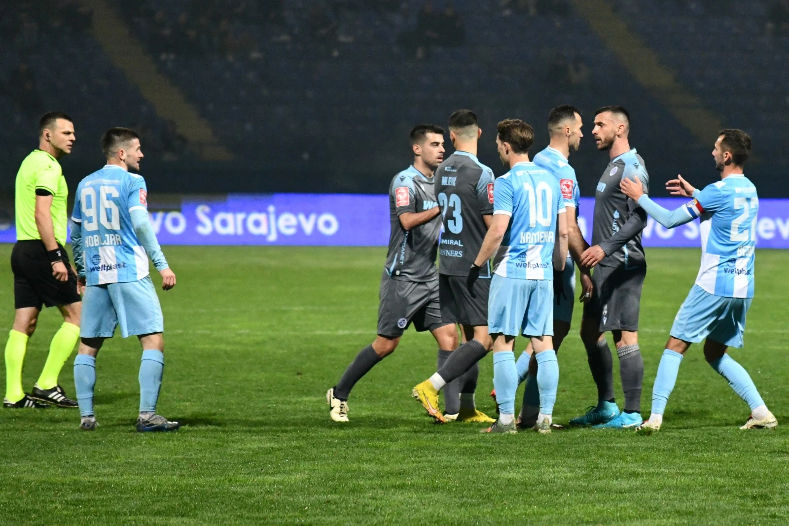 Kamenar (broj 10) u duelu protiv Željezničara na Grbavici