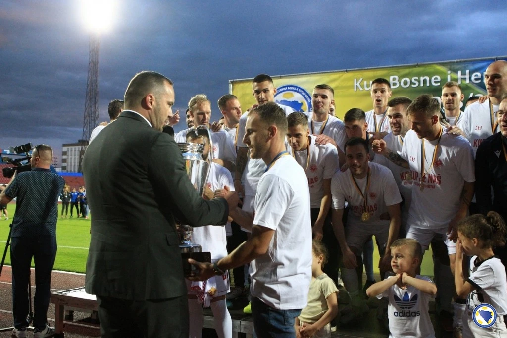 Zeljković predaje pehar Bilbiji (sa prošlosezonskog finala)