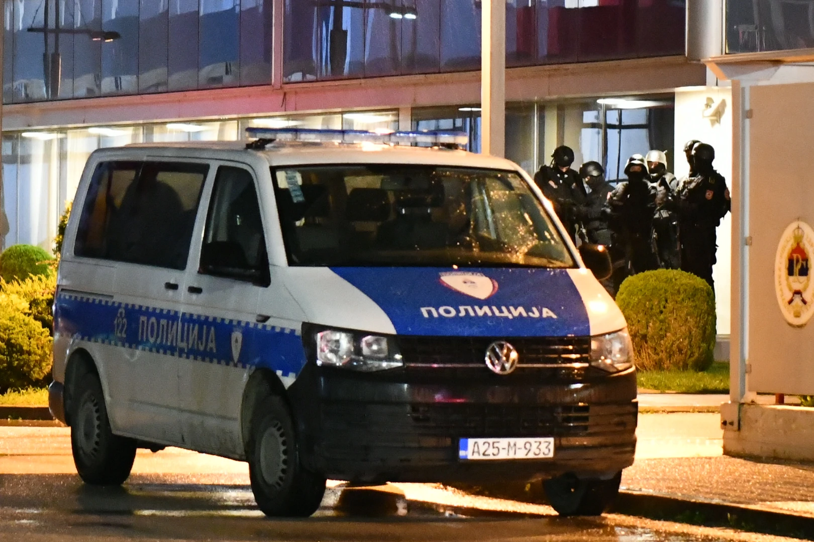 Jake policijske snage i dalje ispred zgrade Vlade RS-a