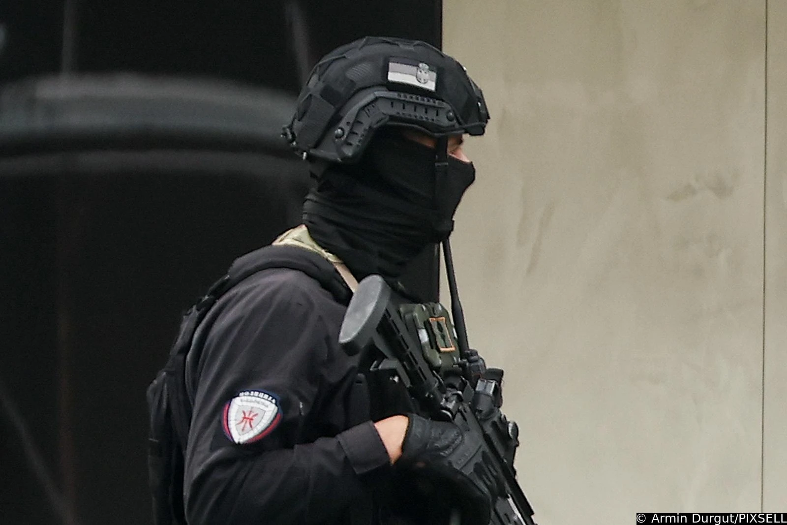 Dodikovi policajci nose zastavu Srbije