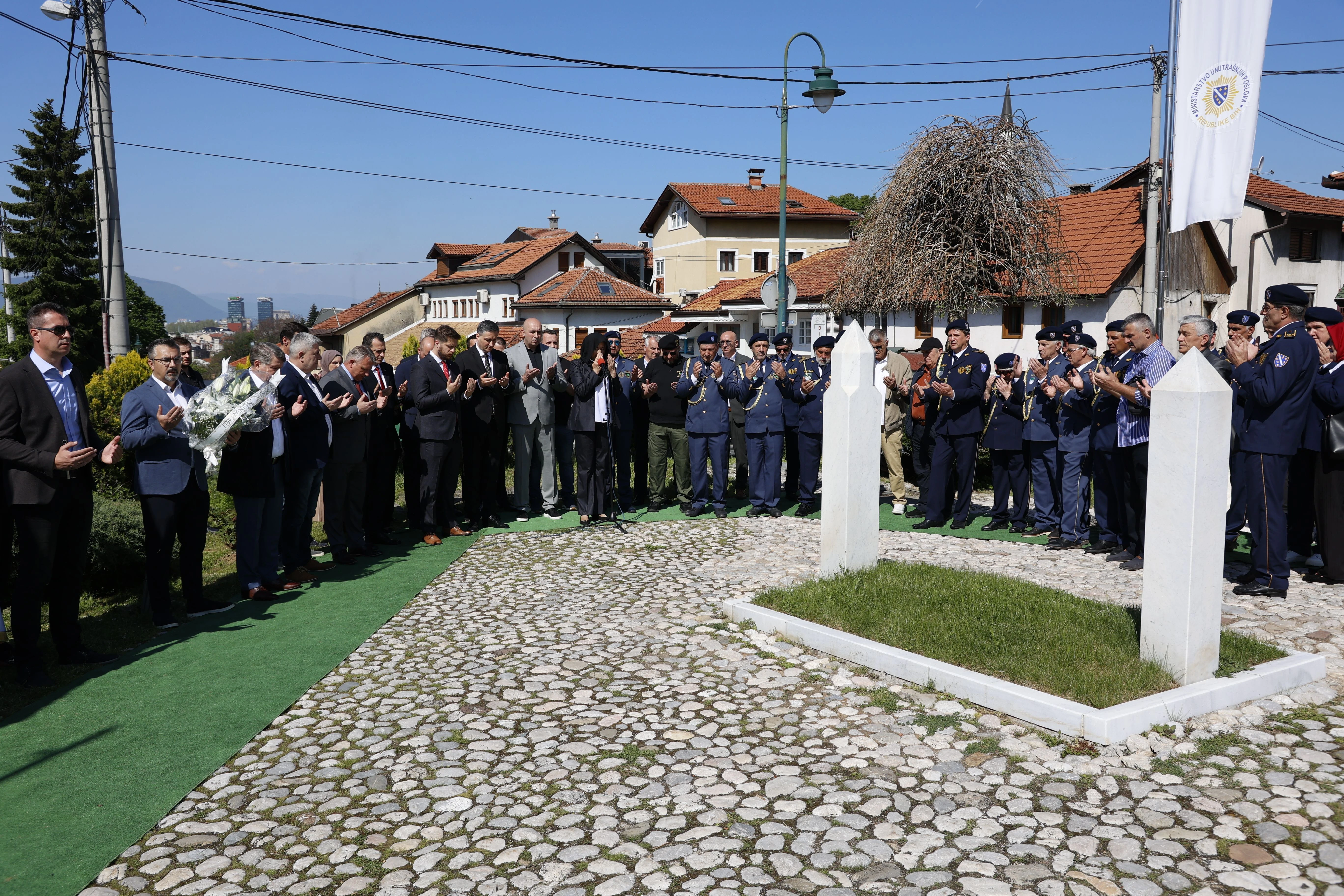 Delegacije svih nivoa vlasti položile cvijeće i odale počast