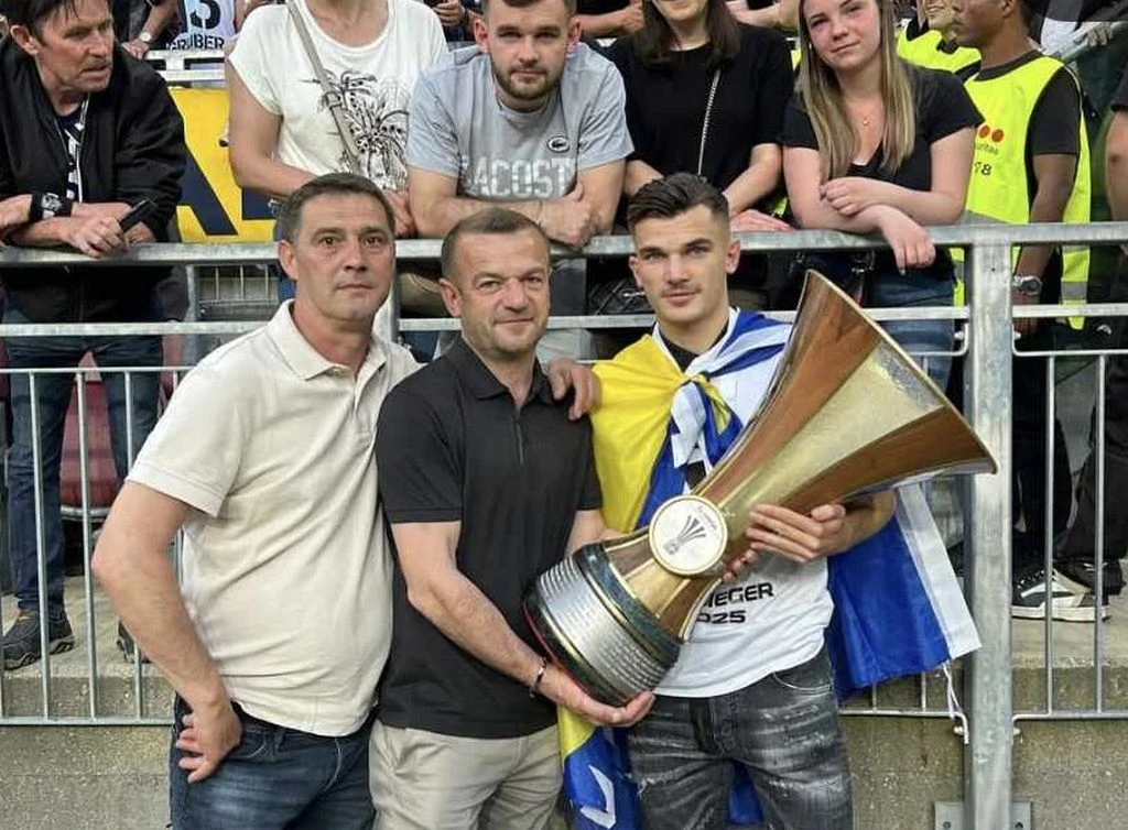 Jašić sa peharom i bh. zastavom
