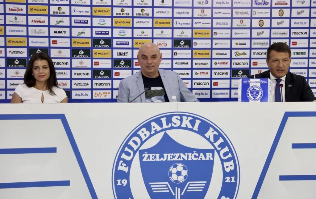 Ćurić (u sredini) je od jula 2022. godine na poziciji direktora Omladinske škole
