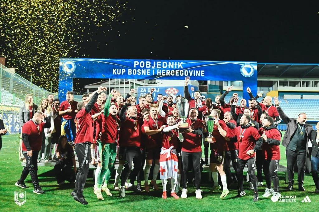 Mirvić (na kraju fotografije desno) slavi trofej