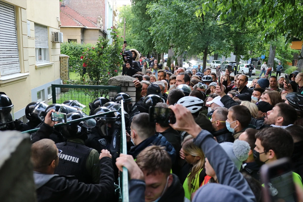 Naguravanje demonstranata i policije