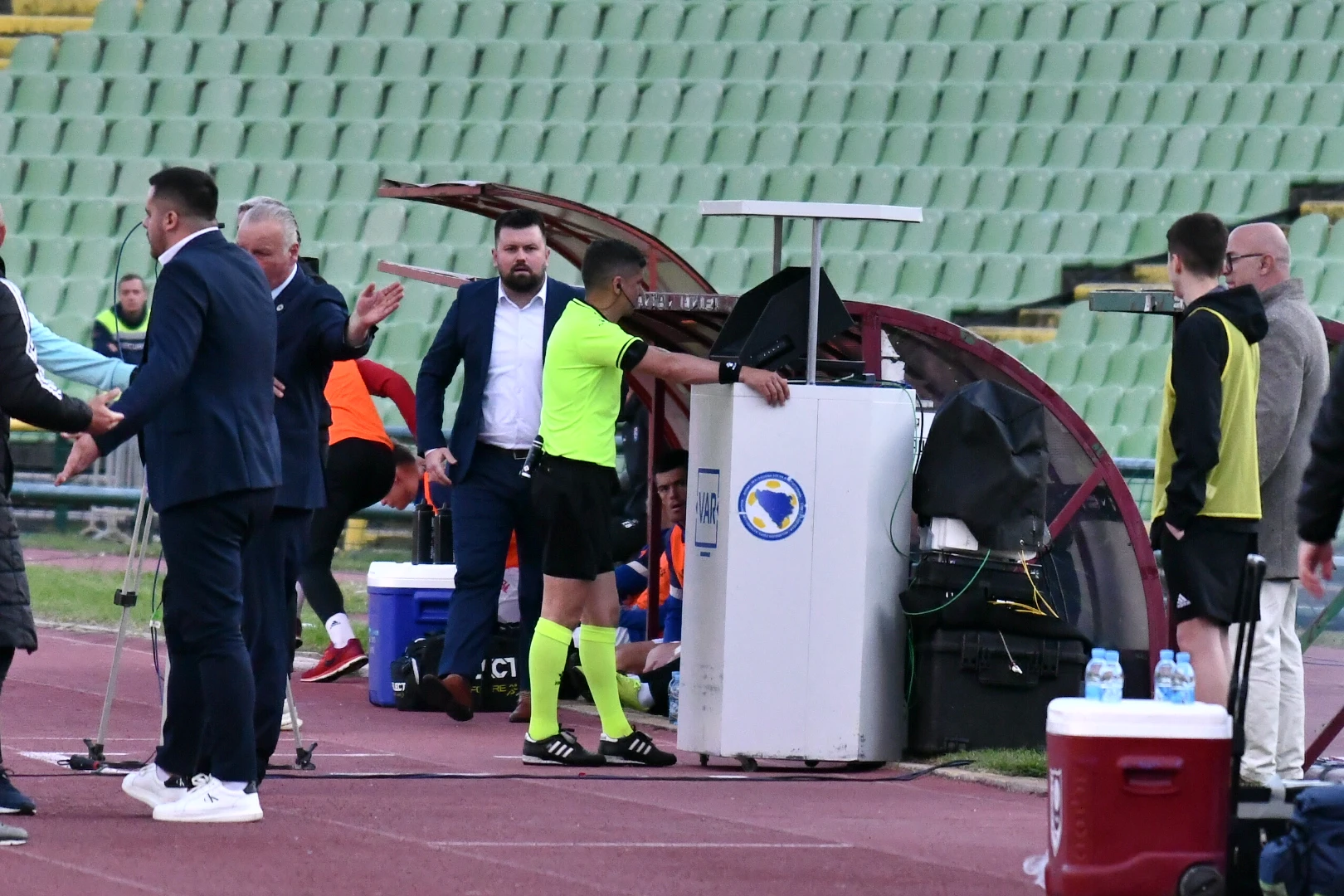 Sudija Marić pregledava spornu situaciju na Koševu