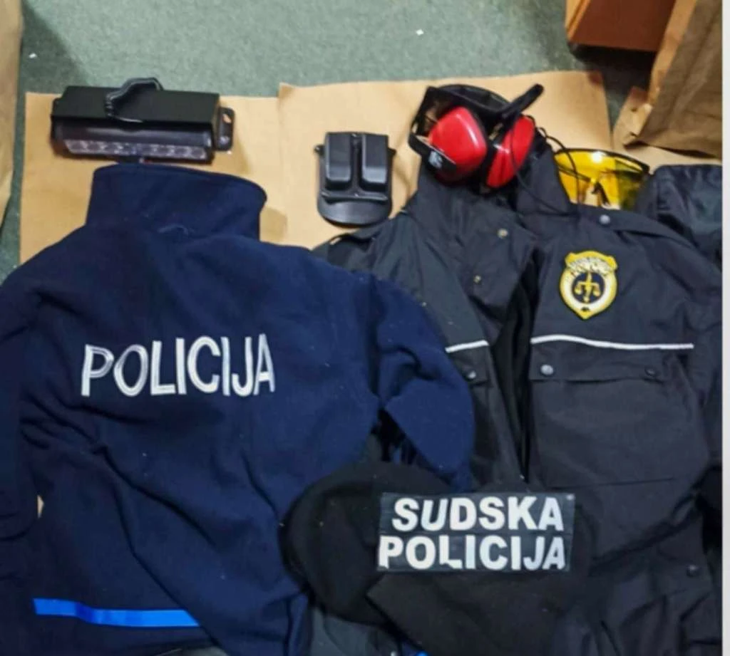 U pretresu nađene i policijske uniforme