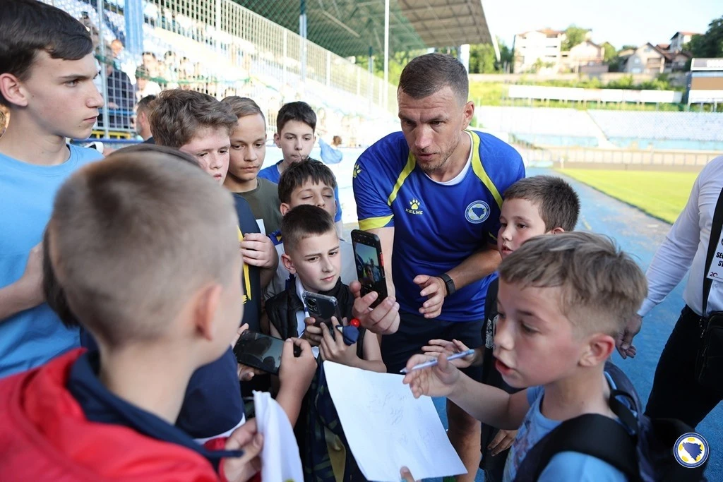 Džeko sa najmlađim navijačima