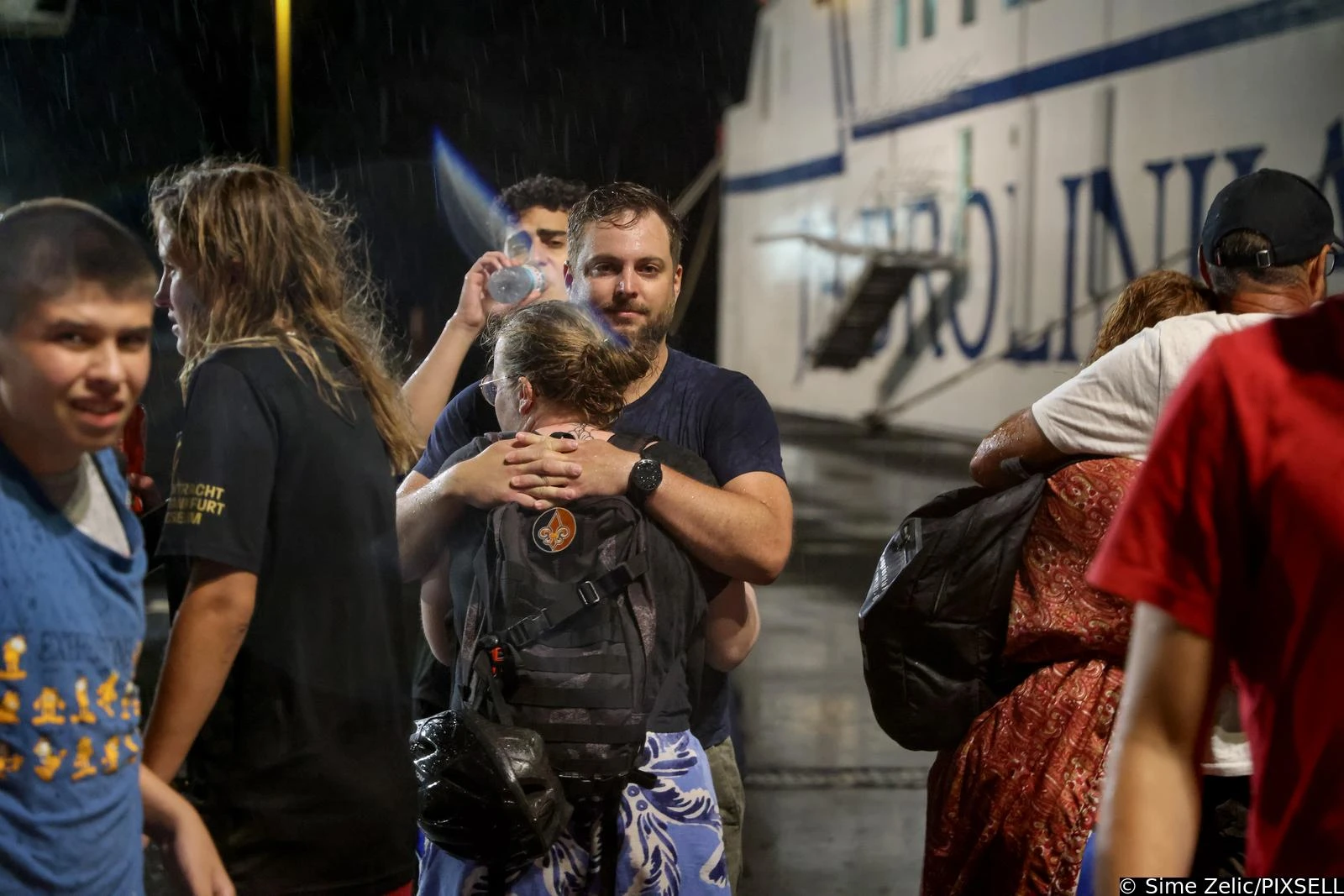 "Jadran" dovezao putnike sa potonulog katamarana u luku Gazenica