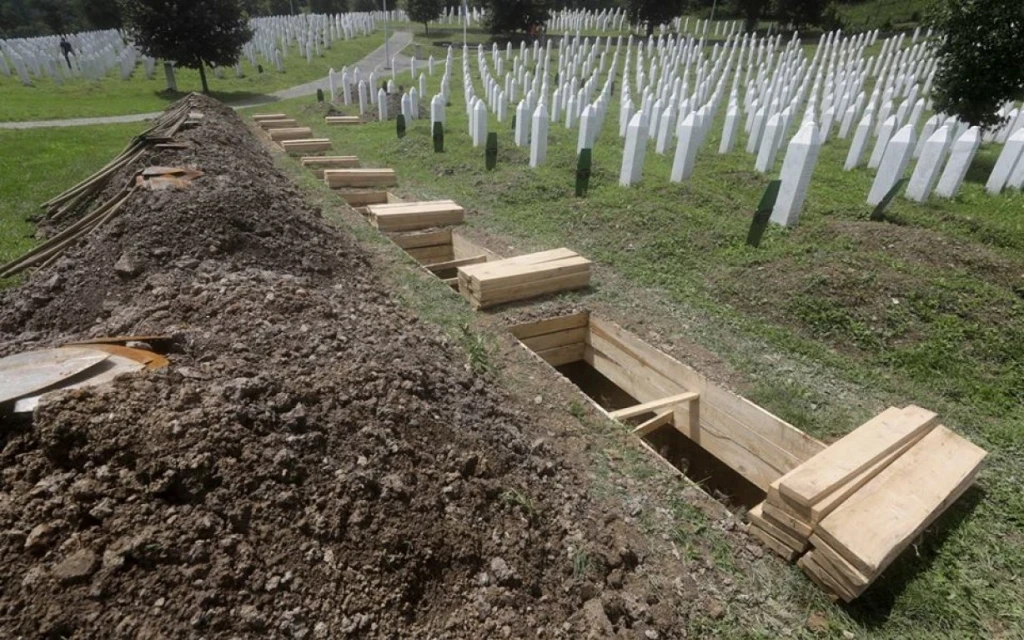 Svake godine nakon dženaze vrše se reekshumacije i dokopavanja