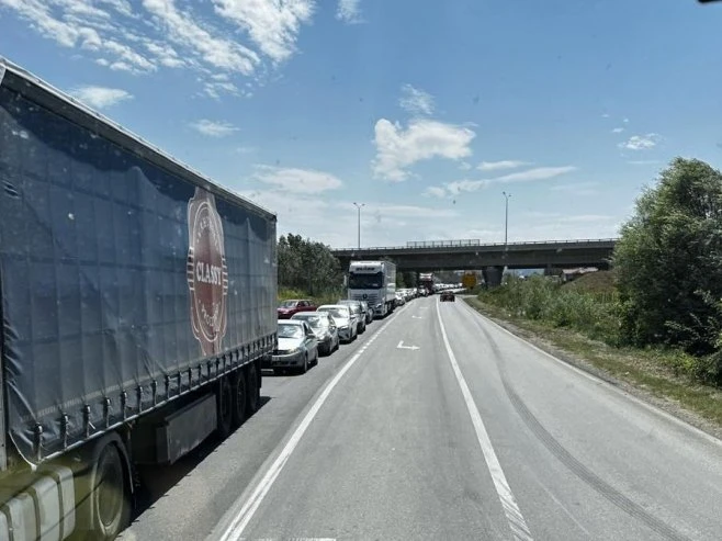 Policija regulira saobraćaj