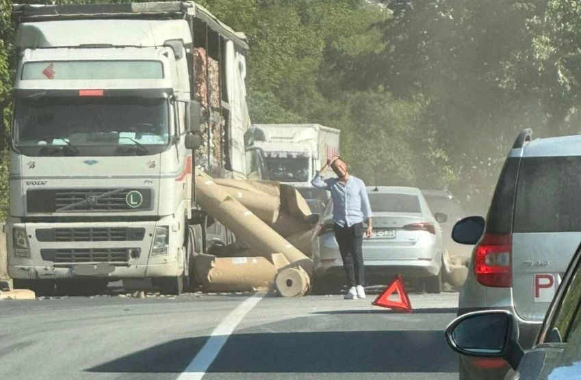 Roba iz kamiona se rasula po cesti