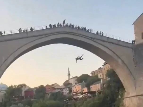 Trenutak kada je turista skočio u Neretvu