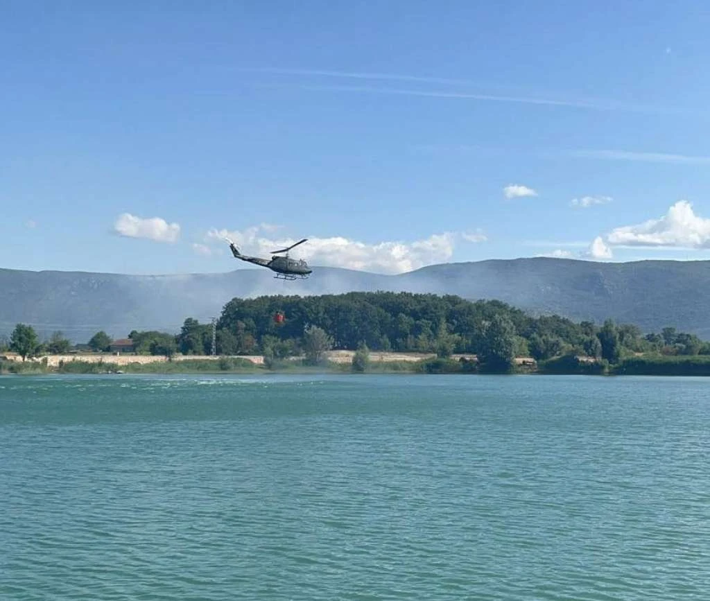 Helikopter OSBiH gasi požar