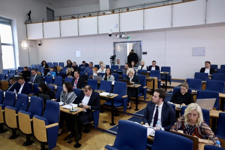 Sve se prelama preko leđa građana