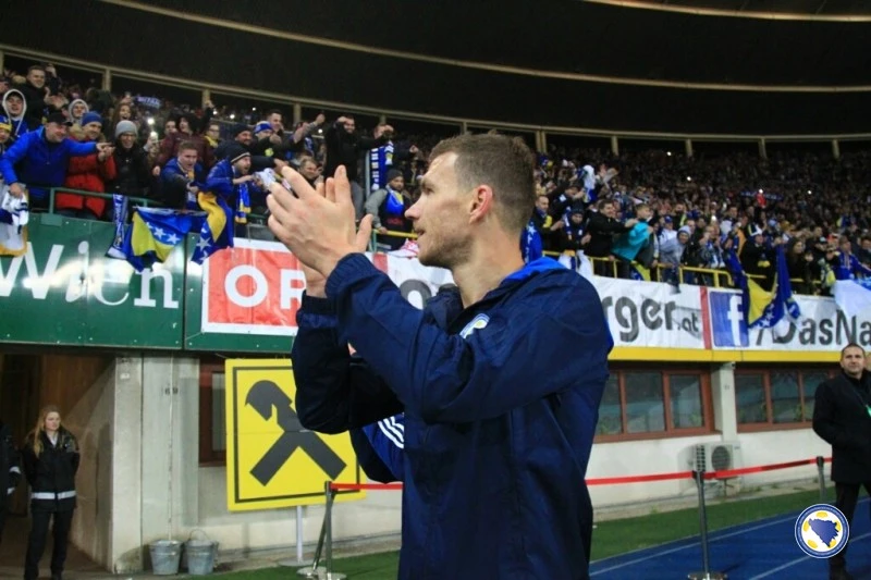 Džeko pozdravlja navijače BiH u Beču
