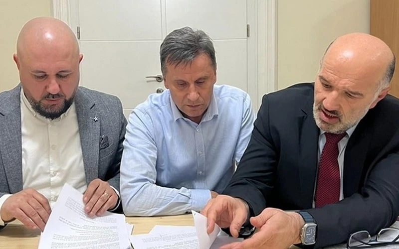 Novalić sa advokatima Elmirom Jahićem i Senadom Pećaninom