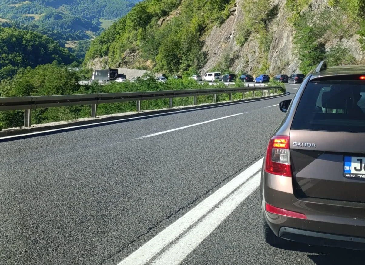 Ogromne gužve prema jugu BiH, pred Konjicem kolona duga deset kilometara