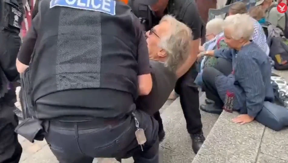 S protesta u Londonu