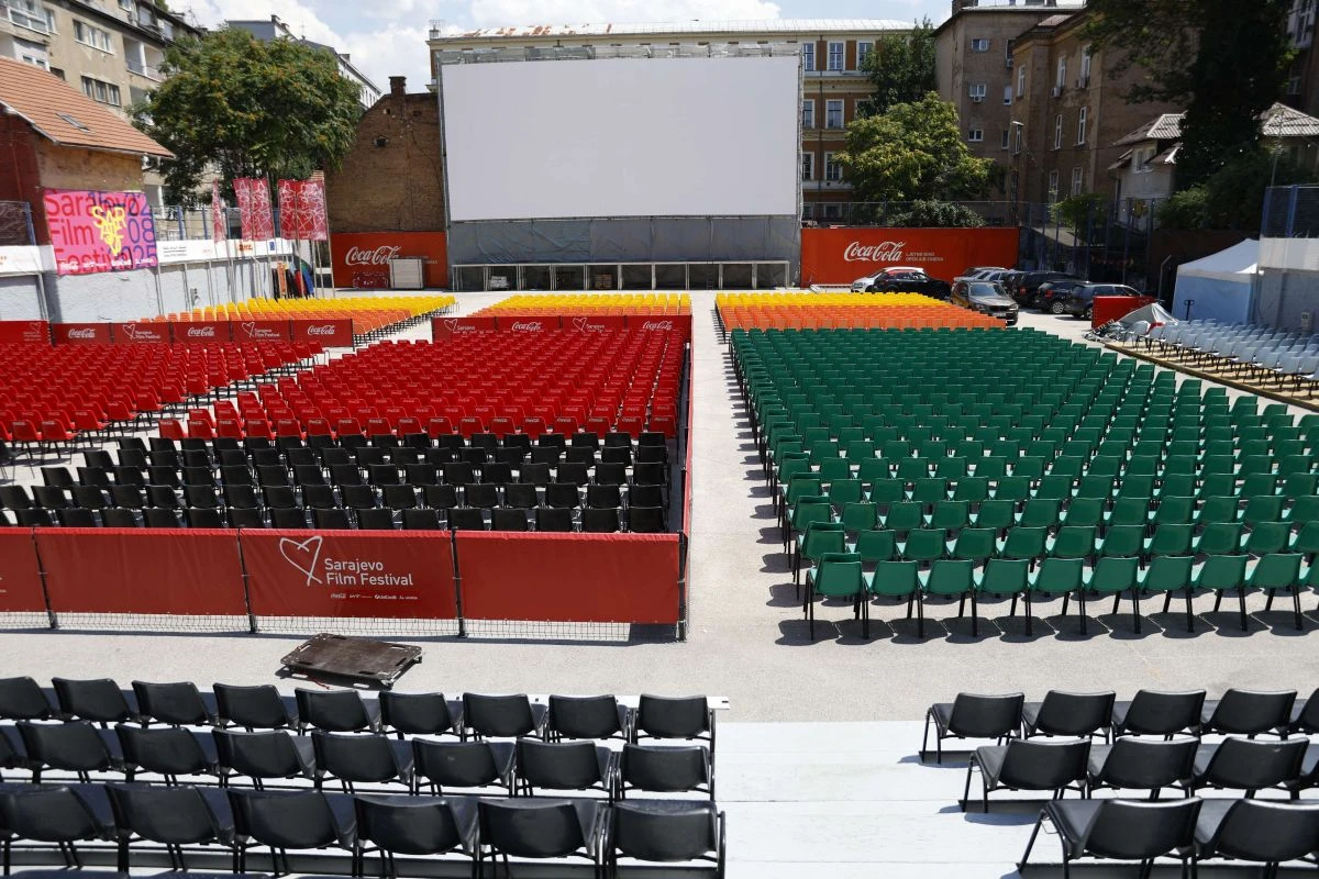 Na Metalcu (ljetno kino Coca-Cola) podignuto je veliko filmsko platno