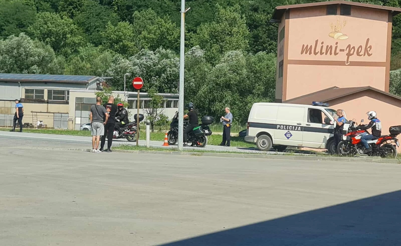 Policija regulira saobraćaj u mjestu Golubinja
