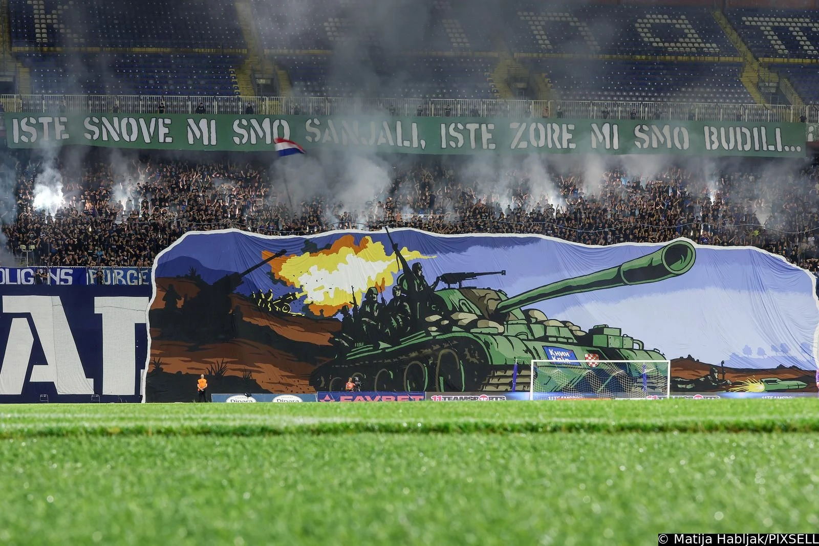 Tenk se ukazao na stadionu Dinama