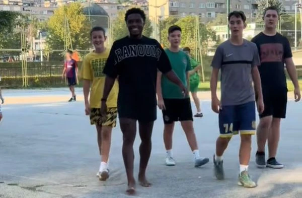 Renan Oliveira bos zaigrao sa dječacima na betonskom igralištu