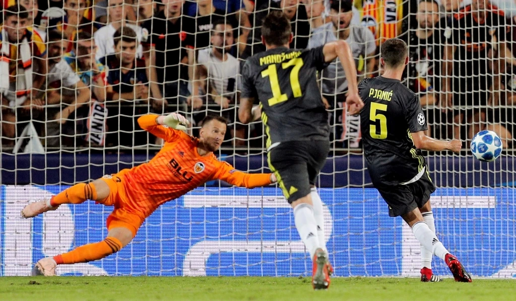 Miralem Pjanić pogađa s bijele tačke