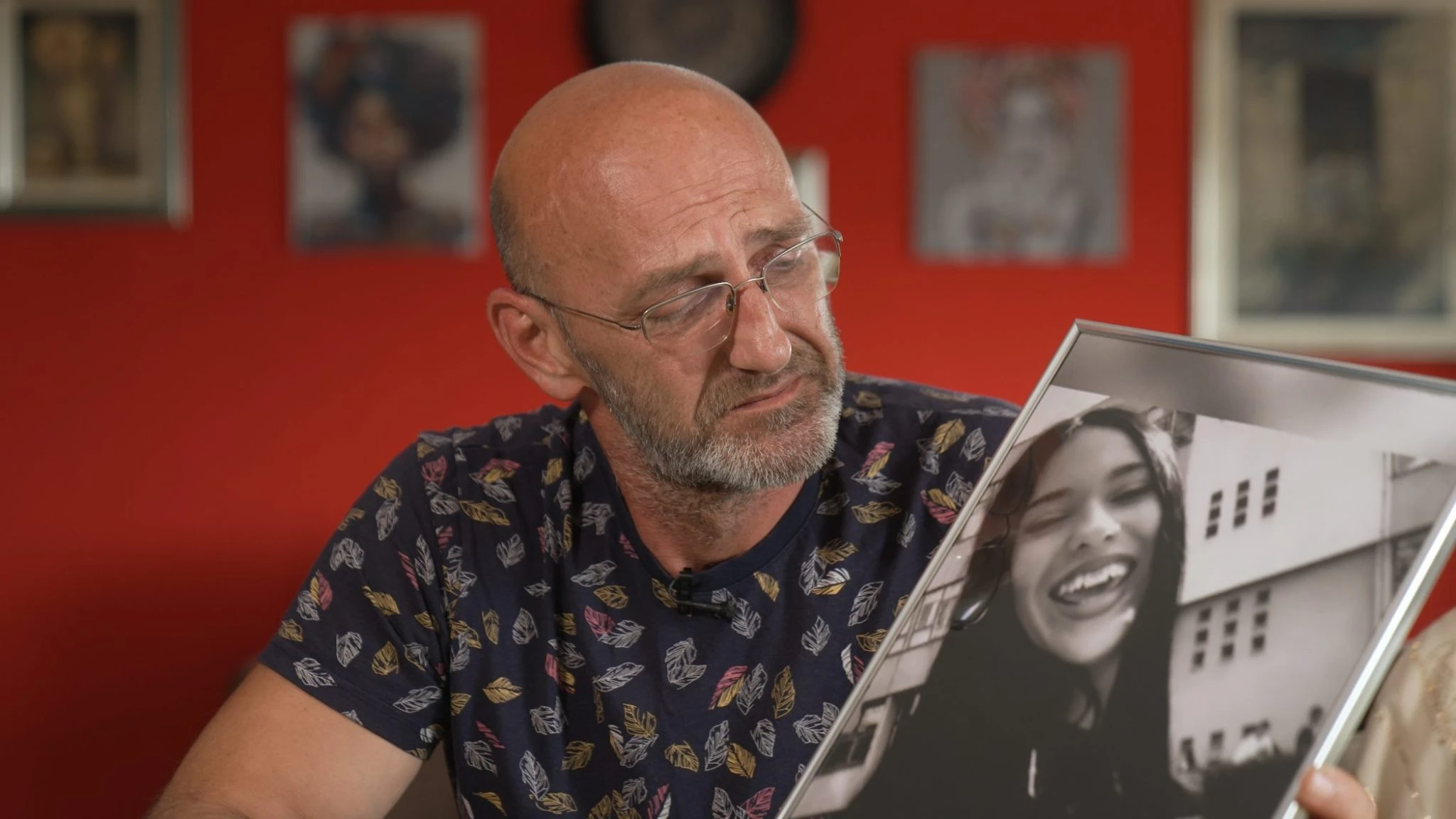 Muamer Drapić sa fotografijom kćerke