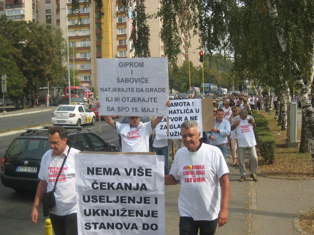 protest kupaca iz zgrade 15. maj u Tuzli