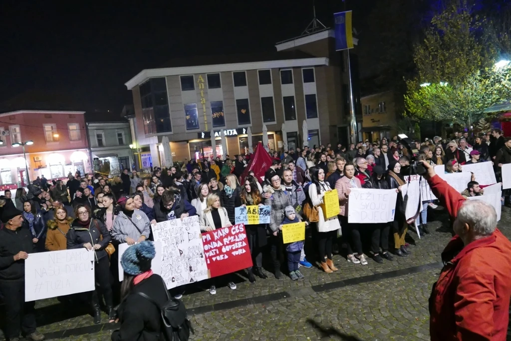 Protest na Sonom trgu u Tuzli