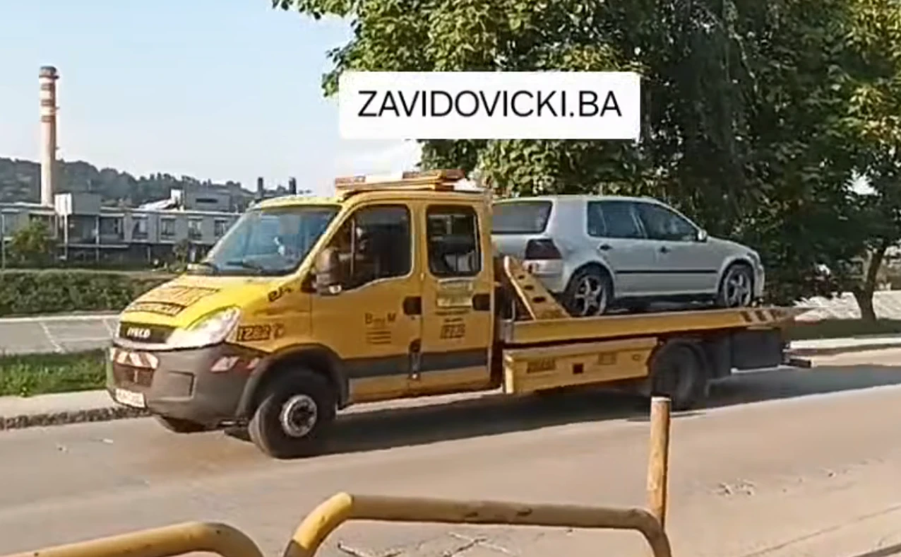 Šlep služba BIHAMK-a ga je prevezla na službeni parking