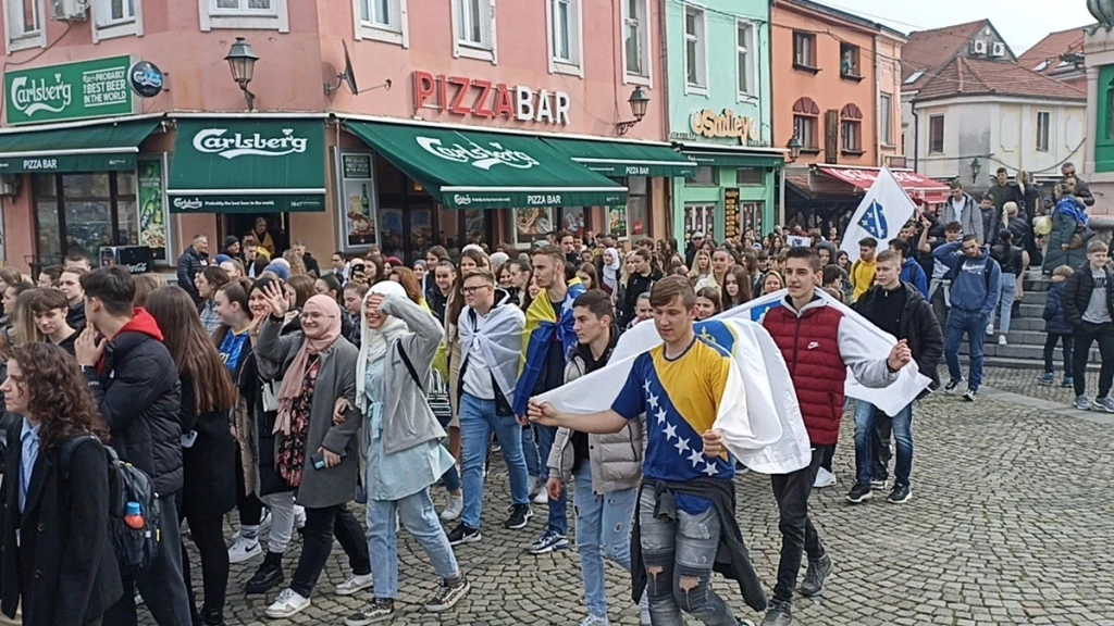 Učenici na Trgu slobode u Tuzli
