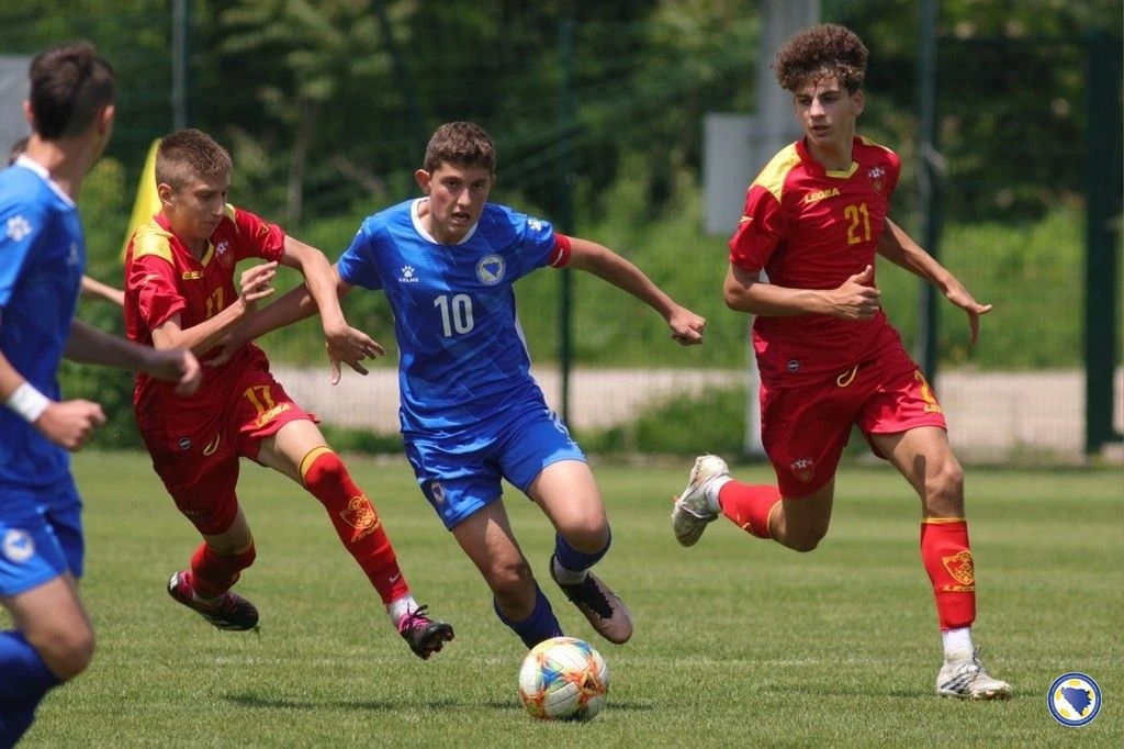 Deket je bio kapiten kadetske reprezentacije BiH