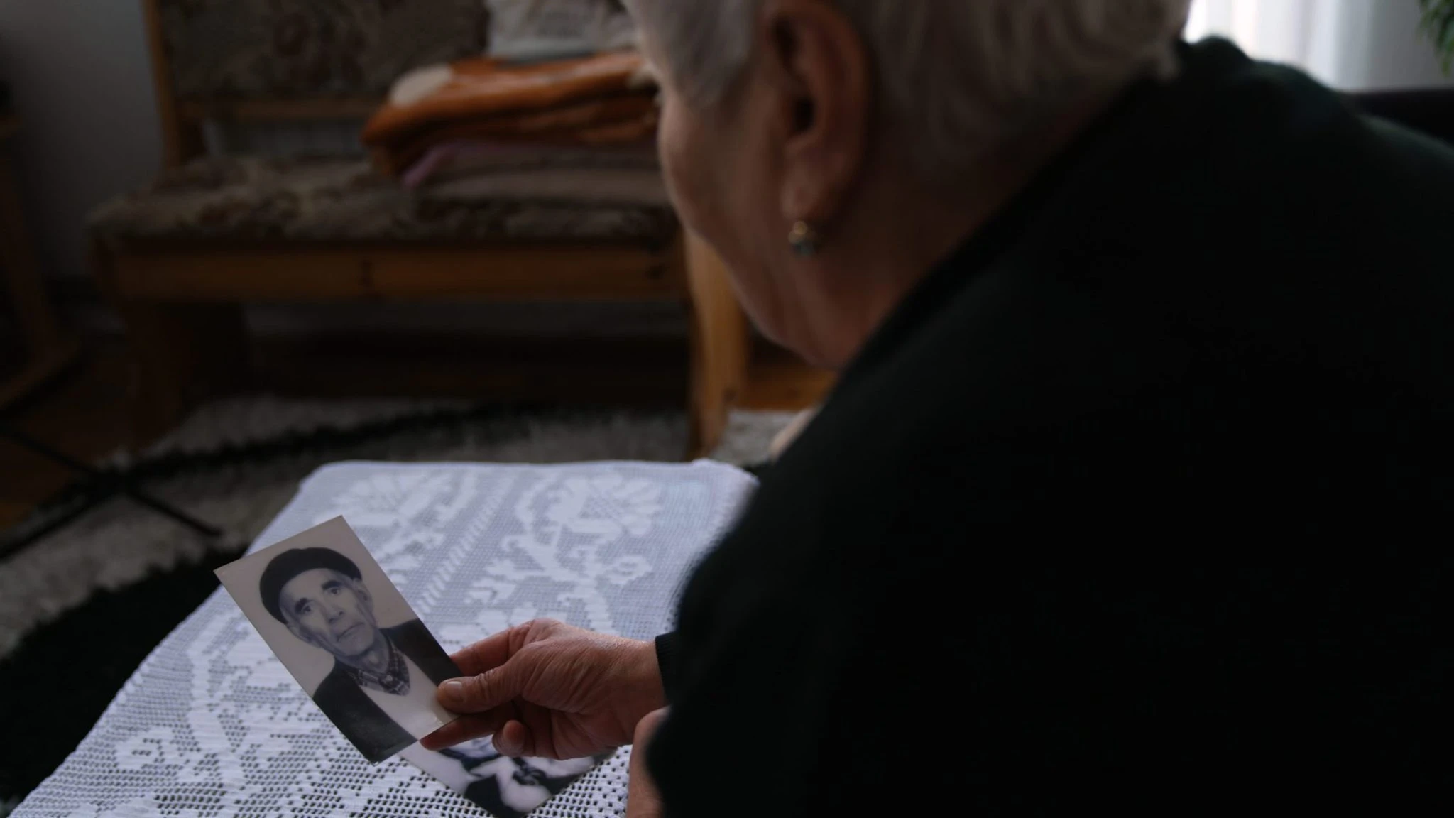 Fotografija Jusufa Hadžiahmetovića u rukama Nezire Šabeta