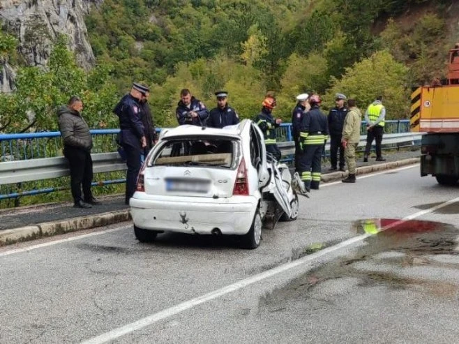 Policija i CZ izvukli su automobil uz pomoć dizalice