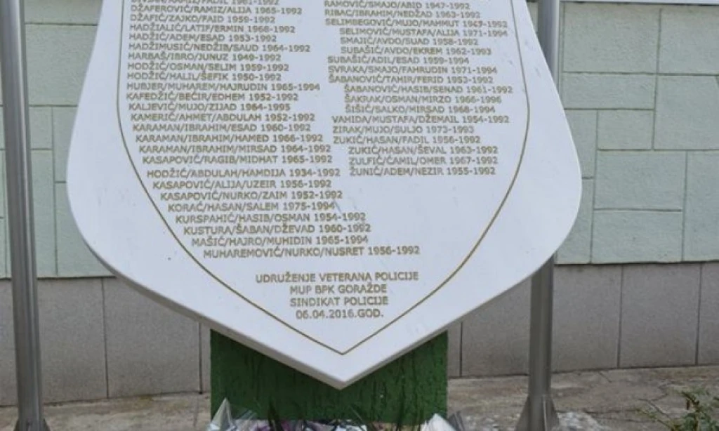Spomen-obilježje ispred MUP-a BPK Goražde