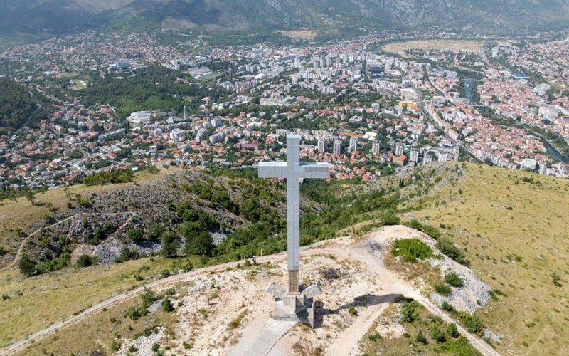 Križ na brdu Hum iznad Mostara